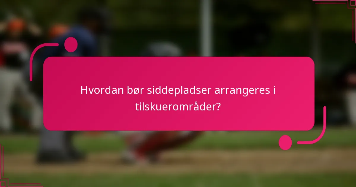 Hvordan bør siddepladser arrangeres i tilskuerområder?